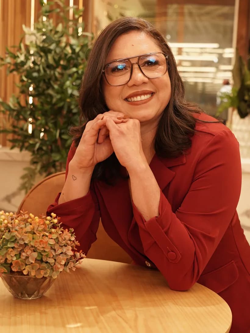 Dra. Priscila Araújo em momento descontraído na clínica